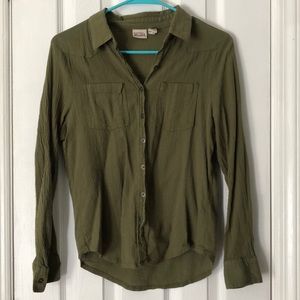 3/$20 ❤️ Soft green button down shirt